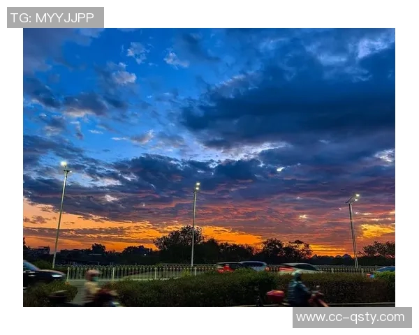 西部天空的色彩变幻与自然之美的深刻探索